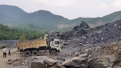 Ngang nhiên khai thác trái phép mỏ đá Thượng Long