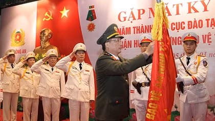 Cục Đào tạo đón nhận Huân chương Bảo vệ Tổ quốc hạng Nhì