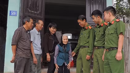 Giúp cụ bà 87 tuổi đi lạc về với gia đình