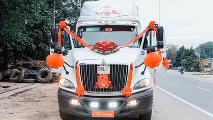 Màn rước dâu độc nhất vô nhị bằng... xe container