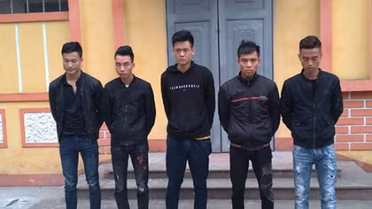 Côn đồ bịt mặt truy sát người trong quán bi-a