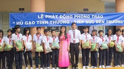 Hũ gạo tình thương nâng bước học trò nghèo