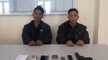 Nhặt được súng ngắn mang theo người để "phòng thân"