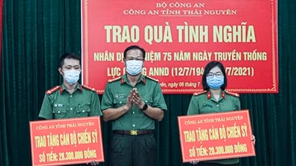 Trao quà hỗ trợ CBCS thuộc lực lượng An ninh có hoàn cảnh khó khăn