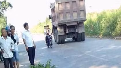 Nam sinh lớp 10 chết thảm dưới gầm xe hổ vồ