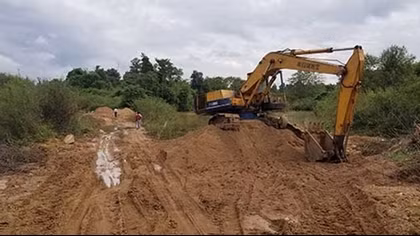 Bãi cát lậu ngay sau lưng… trụ sở UBND xã