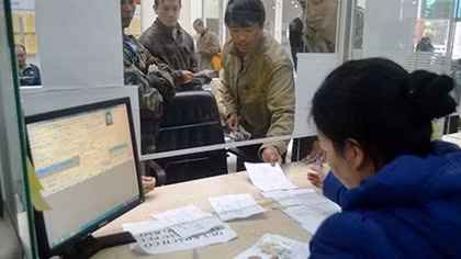 Người dân vẫn xếp hàng đổi giấy phép lái xe