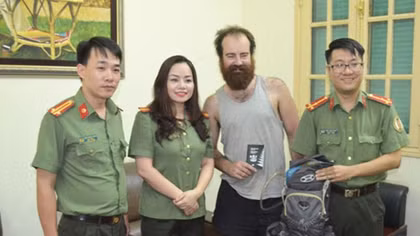 Trao trả tài sản bị thất lạc cho du khách người nước ngoài