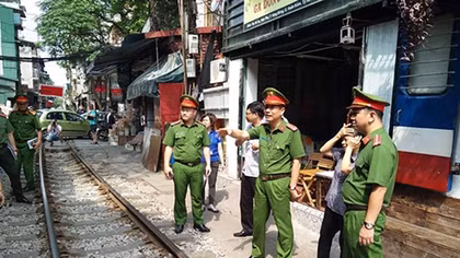 Ra quân lập lại trật tự hành lang đường sắt
