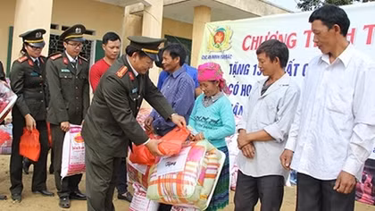 Cán bộ chiến sỹ Tổng cục An ninh đến với đồng bào khó khăn tỉnh Bắc Kạn