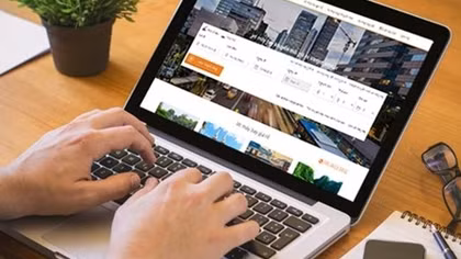 Nhận mua vé máy bay rẻ để chiếm đoạt gần 1 tỉ đồng