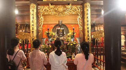 Sĩ tử đổ về Văn Miếu cầu may