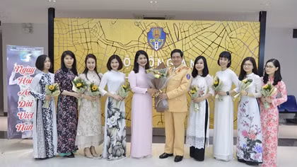 Nữ Cảnh sát giao thông duyên dáng với áo dài