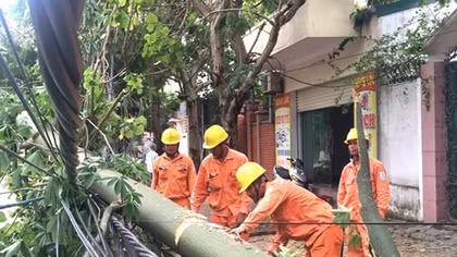Khắc phục sự cố về truyền tải điện do bão số 2