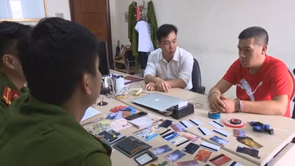 Bắt quả tang 1 người Trung Quốc dùng thẻ giả rút trộm tiền tại cây ATM