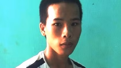 Trộm máy tính rồi leo lên mái nhà cố thủ 