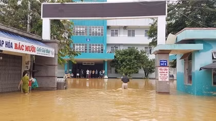 Mất điện nước, bệnh viện bị cô lập trong lũ mổ cứu 6 sản phụ