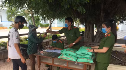 Giữ cho buôn làng im tiếng súng