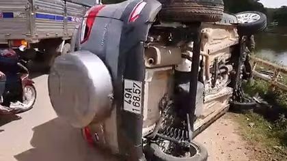 Nữ tài xế suýt lao xe hơi xuống hồ Than Thở