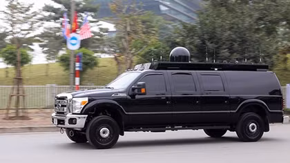 Bí ẩn chiếc SUV màu đen đi sau “Quái thú” của ông Donald Trump