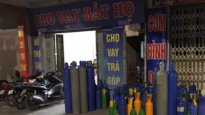 Thu giữ hơn 200 bình chứa khí cười trong hiệu cầm đồ 