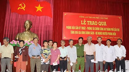 Công an Cần Thơ tặng quà gia đình chính sách huyện Phong Điền