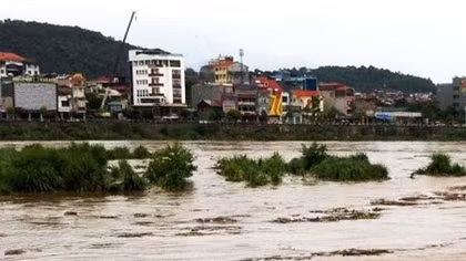 Lũ trên sông Hồng lên cao bất thường