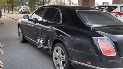 Xe siêu sang Bentley Mulsanne thủng sườn sau va chạm liên hoàn