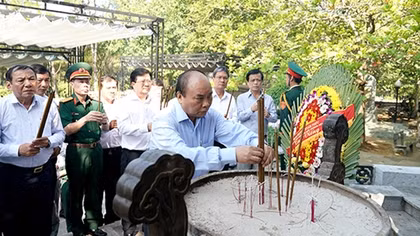 Thủ tướng viếng các anh hùng, liệt sĩ tại Quảng Trị