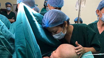 Người mẹ từ chối điều trị ung thư để sinh con: Khát khao được một lần gặp con