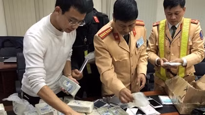 Thu giữ hàng trăm điện thoại iPhone nhập lậu trên xe ô tô mang biển số giả
