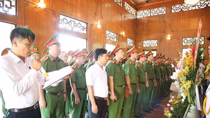 Lực lượng Cảnh sát kinh tế dâng hoa tại Khu di tích Kim Liên