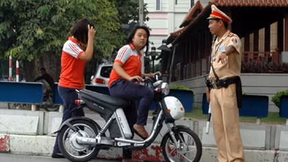 Đề xuất điều chỉnh độ tuổi điều khiển xe gắn máy với học sinh