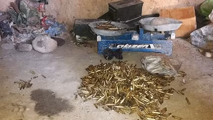 Lính Afghanistan bắn đạn lên trời lấy vỏ đem bán