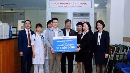 Trao tặng 50 triệu đồng cho bệnh nhi mắc bệnh tan máu bẩm sinh