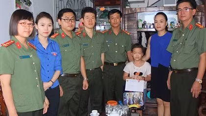 Tặng quà tình nghĩa nhân dịp kỷ niệm ngày truyền thống lực lượng CAND