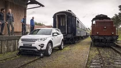 Kéo 3 toa tầu, Land Rover Discovery Sport thị uy sức mạnh khủng khiếp