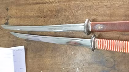 Mang mã tấu đi gây án 