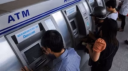 Rút tiền qua ATM lên 5 triệu đồng/lần: Khách hàng phấn khởi, ngân hàng băn khoăn