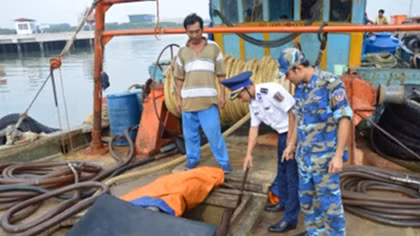Buôn lậu xăng dầu, hàng cấm gia tăng dịp cuối năm
