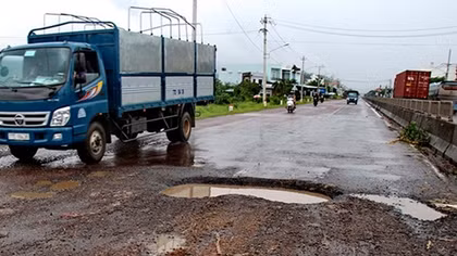 Nhiều cung đoạn trên Quốc lộ 1A qua Bình Định nát bét