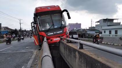 Xe giường nằm tông vào lan can cầu, hành khách hoảng loạn