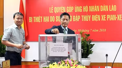 Bộ Công Thương trao gần 2 tỷ đồng ủng hộ nhân dân Lào sau sự cố vỡ đập