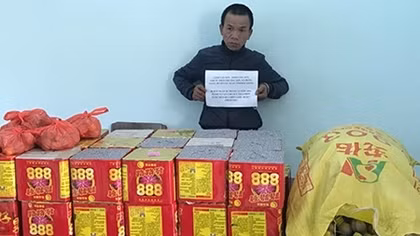 Ôm 103kg pháo lậu