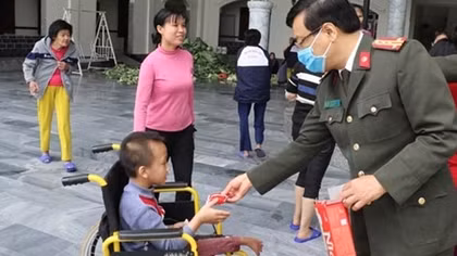 Tặng quà các cơ sở chăm sóc người không nơi nương tựa