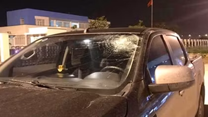 Lên cầu vượt cao tốc ngồi hóng gió rồi ném chai nước vào ô tô đang chạy