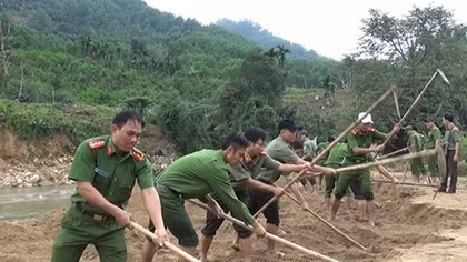Tuổi trẻ Công an giúp dân phục hồi sản xuất sau lũ