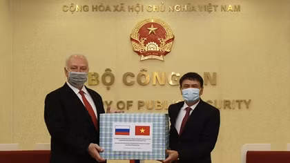 Bộ Công an tặng 70.000 khẩu trang y tế cho Liên bang Nga