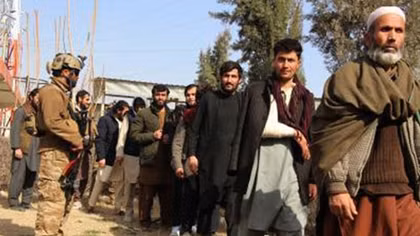 Mỹ - Afghanistan: “Cây gậy và củ cà rốt”