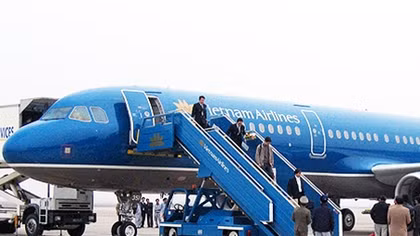 Xe thang đâm thủng máy bay Boeing 787-9 đang đỗ tại Tân Sơn Nhất